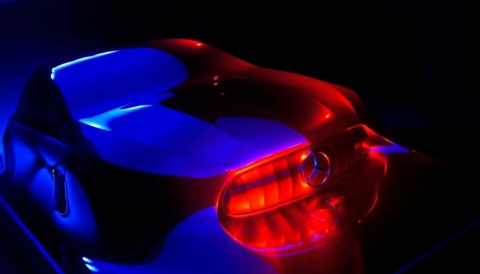 Genève, dagen før dagen førVi var ikke helt sikre på om det var skulptur nummer tre eller fire, Mercedes-designer Olivier Laurent som viste oss rundt denne, som altså skal antyde både den nye designretningen deres, og den kommende nye A-Sedan. - Foto: Jon Winding-Sørensen Genève, dagen før dagen førVi var ikke helt sikre på om det var skulptur nummer tre eller fire, Mercedes-designer Olivier Laurent som viste oss rundt denne, som altså skal antyde både den nye designretningen deres, og den kommende nye A-Sedan. - Foto: Jon Winding-Sørensen