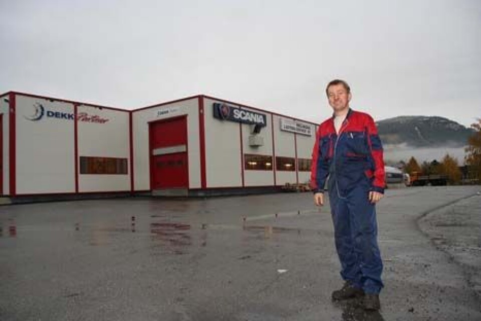 Ole-Jonny Jorde foran det utvidede anlegget til Hallingdal Lastebilservice på Gol.