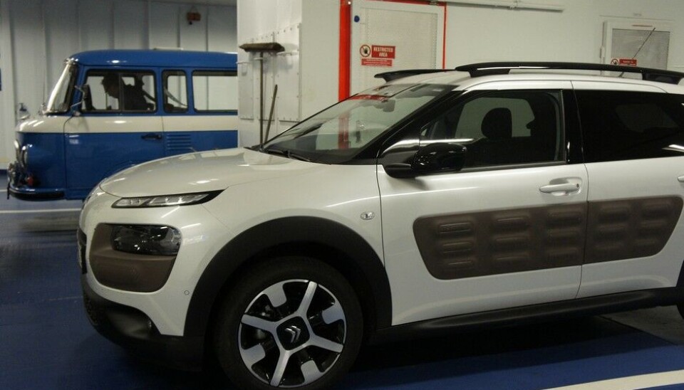 Automechanika 2014Hyggelig møte på fergen: unge frøken Cactus hilser på gamle hr. Barkas.Foto: Jon Winding-Sørensen