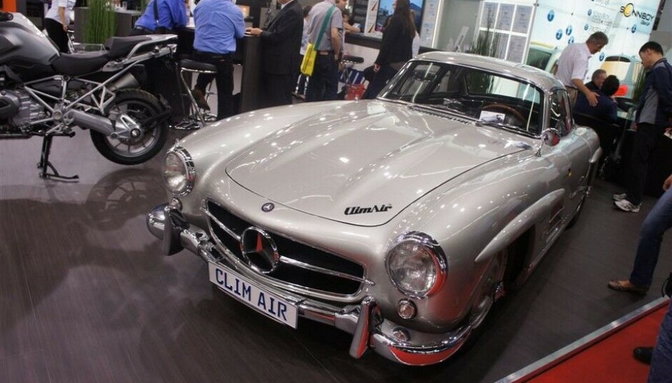 Automechanika 2014Eier du en Superbil eller en veteran og du kan bruke den til å promovere eget firma, kan du sette den på markedsføringsutgifter. Billig for deg og hyggelig for oss som får se den. Mercedes 300 SL i fall du lurte. Foto: Jon Winding-Sørensen