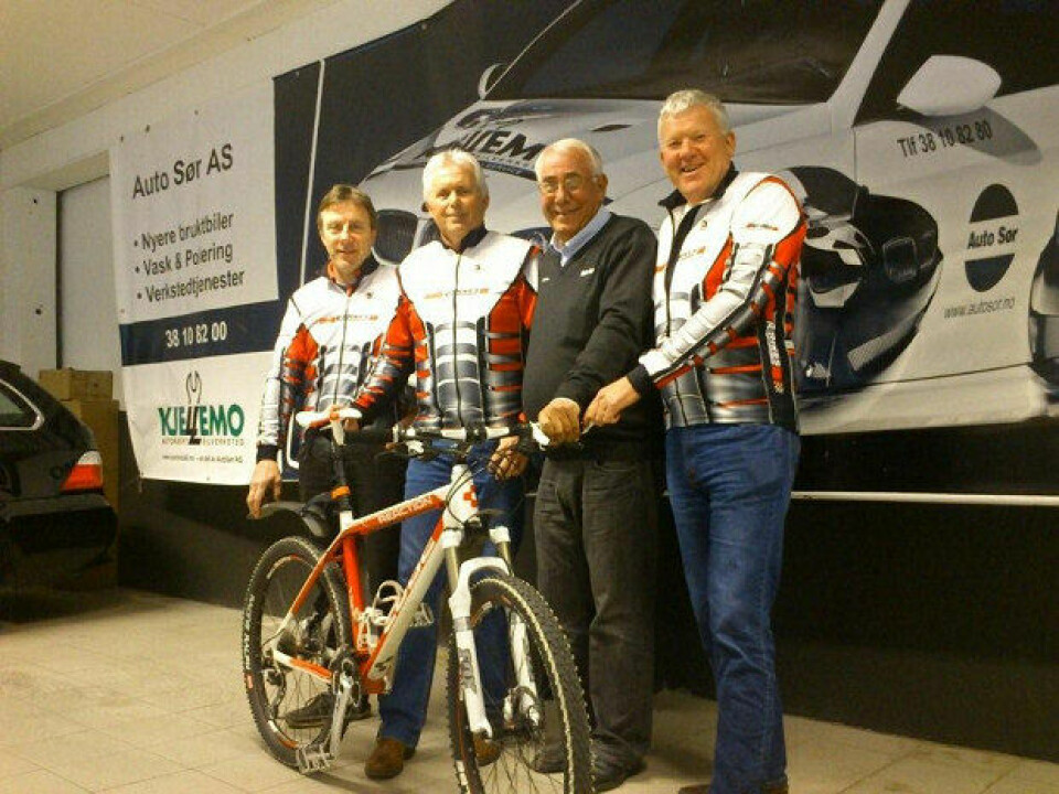 De tre syklistene vil rette en stor takk til Auto Sør og salgsjef Roald Isefjær (i 'sivil' på bildet), som stiller følgebil til disposisjon: