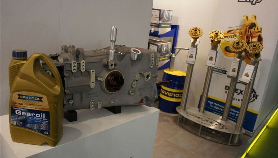 Automechanika 2014Av en eller annen grunn får et obskurt oljemerke mer troverdig når det presenteres sammen med en seks trinns Drexler racingkasse. Foto: Jon Winding-Sørensen