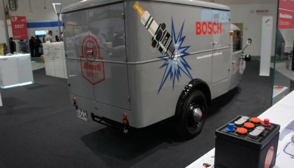 Automechanika 2014Nå trenger ikke Bosch økt troverdighet for sine start-batterier, men det gjør ikke noe at deres gamle tre-hjuls Goliath følger med. Foto: Jon Winding-Sørensen