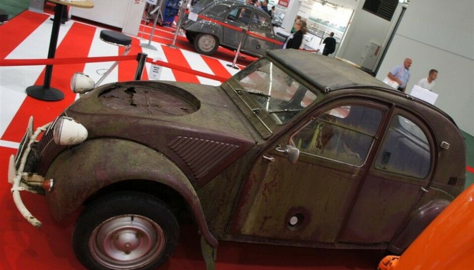 Automechanika 2014En stand som viste hvor seriøst tyskerne tar halvgamle biler viste blant annet en sjelden 2-motors 2CV Sahara, moden for behandling. Foto: Jon Winding-Sørensen