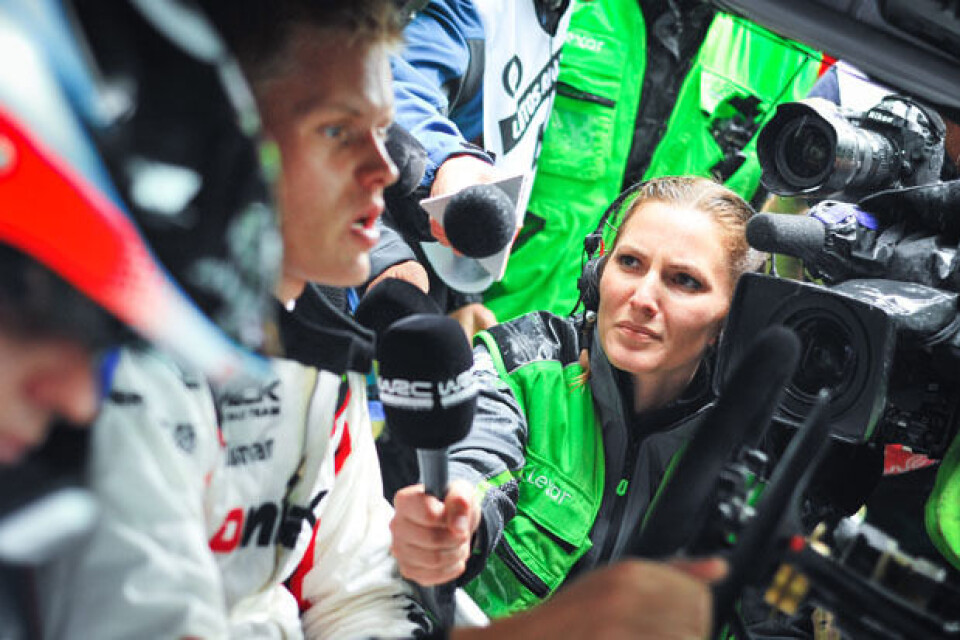 Molly er en mester i å stille de riktige spørsmålene. Her intervjuer hun en knust Ott Tänak som tapte seieren på nest siste etappe av Rally Polen i 2016. På spørsmål om hva pallplassen betød svarte Tänak: 'Nothing at all' før en tåre piplet frem i øyekroken: