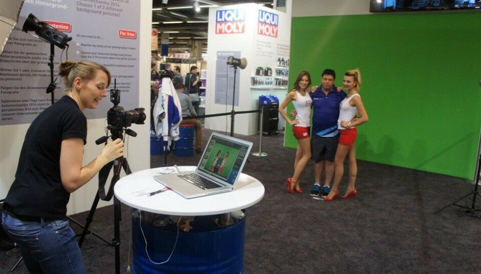 Automechanika 2014Fnisete og begeistret ble man avfotografert sammen med såkalte pinups. Foto: Jon Winding-Sørensen