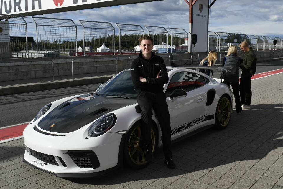 Dennis Olsen er profesjonell Porsche-fører, men i helgen skal han bare kose seg - Foto: Tore Bendiksen