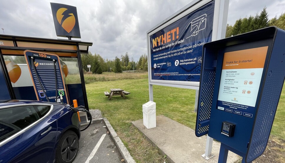 Recharge ladestasjon ved Esso Vestby med kortbetalingsterminal til høyre