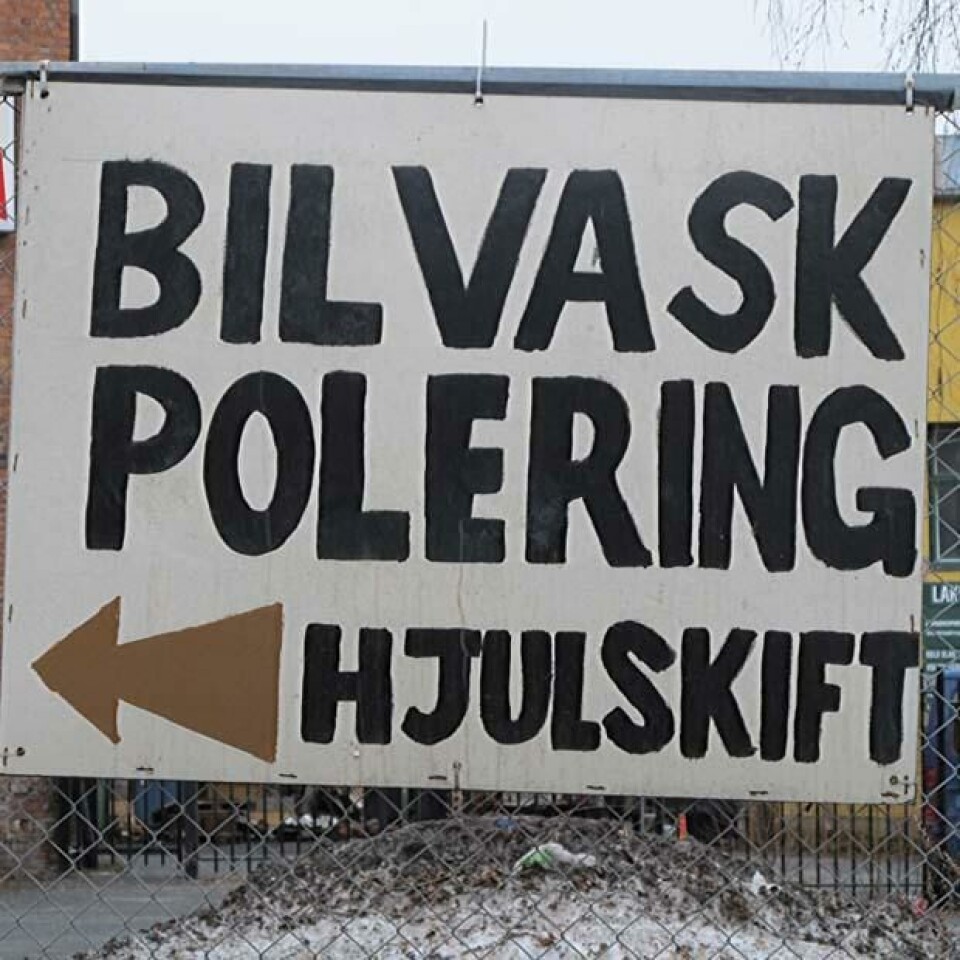 Bedriftene gir seg gjerne til kjenne gjennom enkle skilt i veikanten.