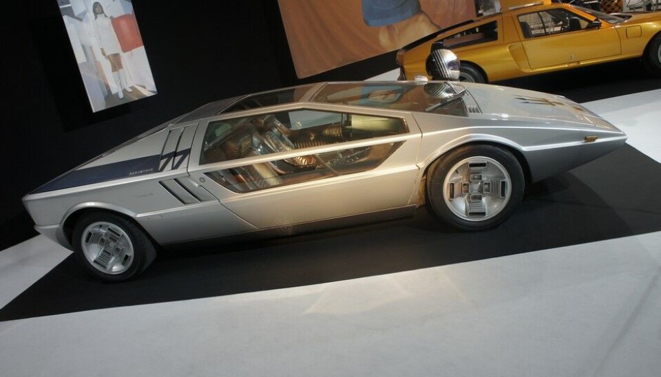 Paris 2014: Bil og moteGiugiaros Maserati Boomerang var der med det samme styrthjelmformålet. Paris 2014: Bil og moteGiugiaros Maserati Boomerang var der med det samme styrthjelmformålet.