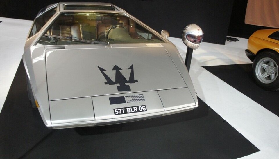 Paris 2014: Bil og moteGiugiaros Maserati Boomerang var der med det samme styrthjelmformålet. Paris 2014: Bil og moteGiugiaros Maserati Boomerang var der med det samme styrthjelmformålet.