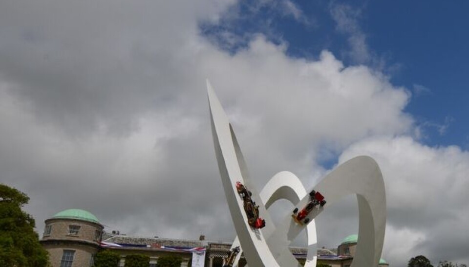 Goodwood Festival of Speed 2012Skulpturen foran hovedhuset skiftes hvert år, og årets utgave var til ære for Lotus. Seks F1-biler, fra forskjellige tidsperioder, hang på skulpturen, som dessverre ikke var Möbius. Goodwood Festival of Speed 2012Skulpturen foran hovedhuset skiftes hvert år, og årets utgave var til ære for Lotus. Seks F1-biler, fra forskjellige tidsperioder, hang på skulpturen, som dessverre ikke var Möbius.