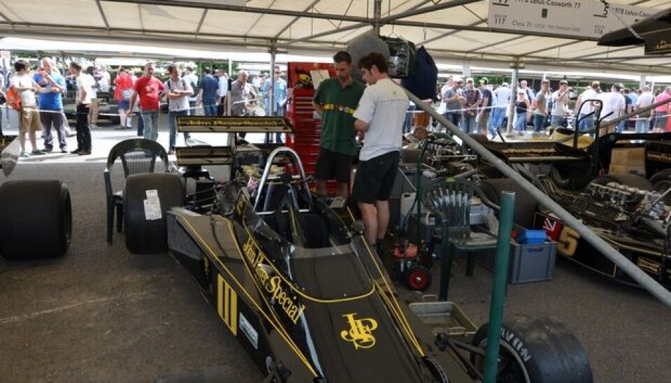 Goodwood Festival of Speed 2012På grunn av Lotus-feiringen fikk de ekstra stor plass, og det var ikke rent få F1-biler de hadde utstilt. Denne bilen ble kjørt av Svenske Ronnie Peterson, men ble aldri noen stor suksess. Goodwood Festival of Speed 2012På grunn av Lotus-feiringen fikk de ekstra stor plass, og det var ikke rent få F1-biler de hadde utstilt. Denne bilen ble kjørt av Svenske Ronnie Peterson, men ble aldri noen stor suksess.