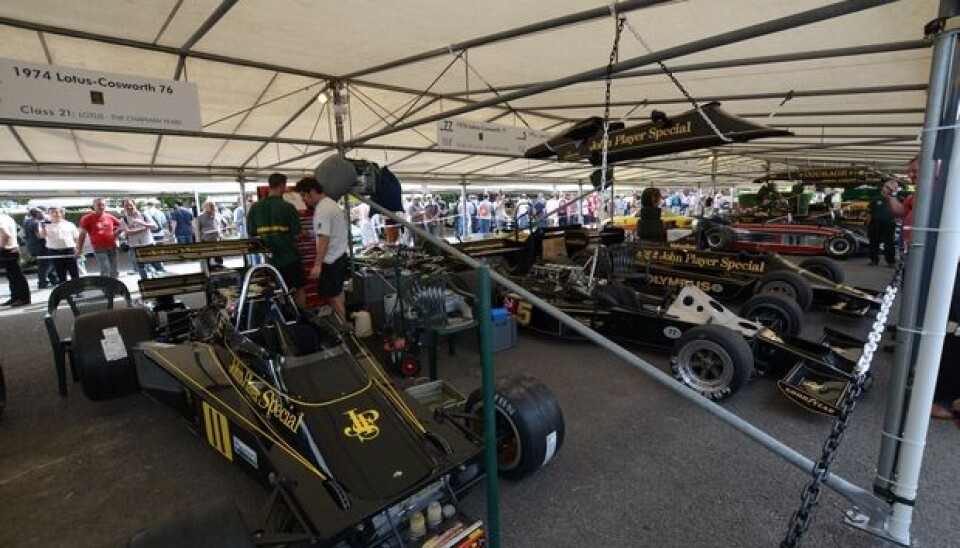 Goodwood Festival of Speed 2012Fra taket henger overbygget til Mario Andrettis 1976-modell Lotus-Cosworth 77. Goodwood Festival of Speed 2012Fra taket henger overbygget til Mario Andrettis 1976-modell Lotus-Cosworth 77.