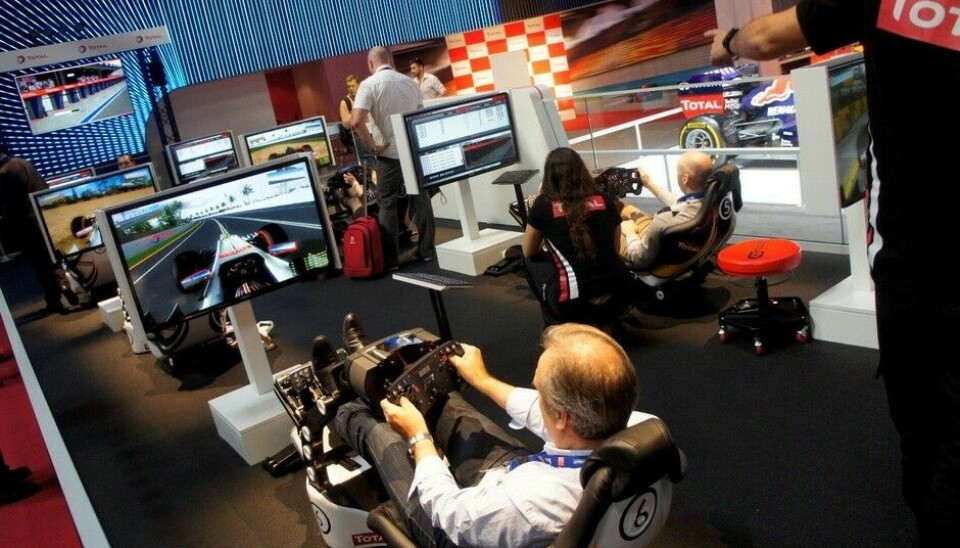 På siden, fra ParisSeriøse motorjournalister bruker arbeidsdagen til å leke Esteban Gutierres eller Adrian Sutil.