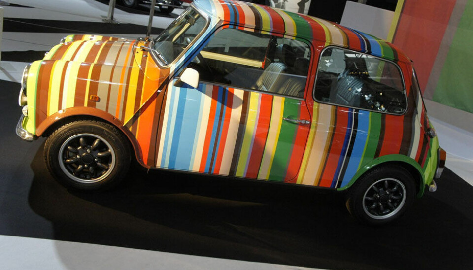 Paris 2014: Bil og moteHer er det imidlertid ikke tvil. En Mini i Paul Smiths bilde. Gjengitt på utallige vesker og andre Paul Smith accessoirer. Bilen debuterte i Tokyo, 1997, det finnes to av den, og den er dekorert med 86 striper i 26 farger. Paris 2014: Bil og moteHer er det imidlertid ikke tvil. En Mini i Paul Smiths bilde. Gjengitt på utallige vesker og andre Paul Smith accessoirer. Bilen debuterte i Tokyo, 1997, det finnes to av den, og den er dekorert med 86 striper i 26 farger.