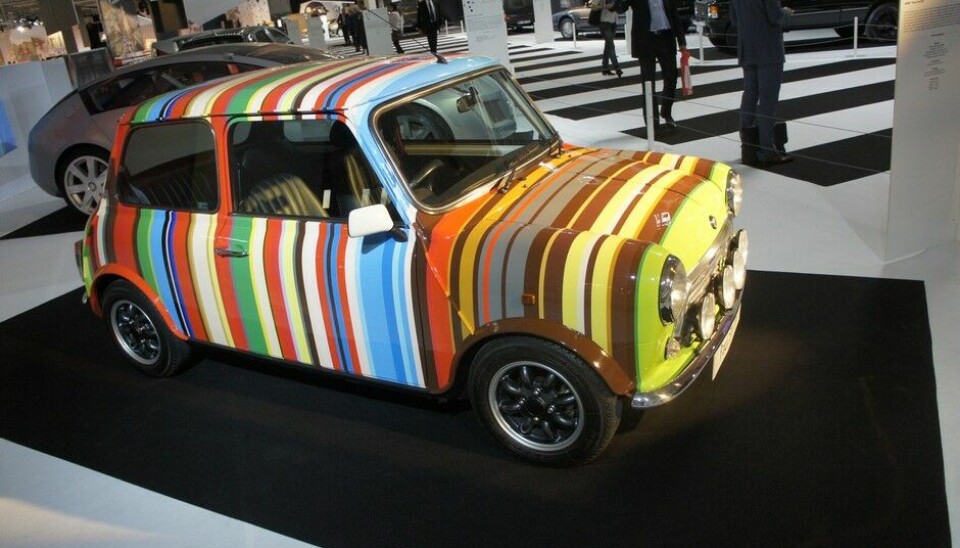 Paris 2014: Bil og moteHer er det imidlertid ikke tvil. En Mini i Paul Smiths bilde. Gjengitt på utallige vesker og andre Paul Smith accessoirer. Bilen debuterte i Tokyo, 1997, det finnes to av den, og den er dekorert med 86 striper i 26 farger.