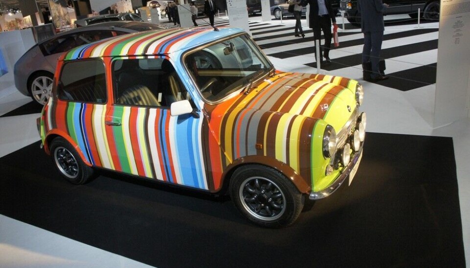 Paris 2014: Bil og moteHer er det imidlertid ikke tvil. En Mini i Paul Smiths bilde. Gjengitt på utallige vesker og andre Paul Smith accessoirer. Bilen debuterte i Tokyo, 1997, det finnes to av den, og den er dekorert med 86 striper i 26 farger. Paris 2014: Bil og moteHer er det imidlertid ikke tvil. En Mini i Paul Smiths bilde. Gjengitt på utallige vesker og andre Paul Smith accessoirer. Bilen debuterte i Tokyo, 1997, det finnes to av den, og den er dekorert med 86 striper i 26 farger.