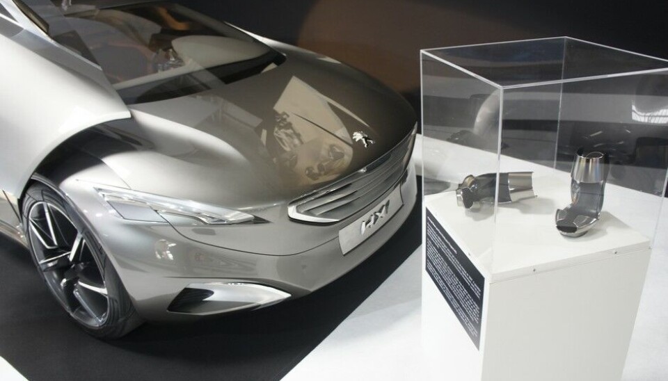 Paris 2014: Bil og moteDa Per Ivar Selvaag designet HX1 for Peugeot, gikk han samtidig til Pierre Hardy for å få skokunstneren til å lage ett sett hybride sko som passet til bilen. Her er de. Paris 2014: Bil og moteDa Per Ivar Selvaag designet HX1 for Peugeot, gikk han samtidig til Pierre Hardy for å få skokunstneren til å lage ett sett hybride sko som passet til bilen. Her er de.