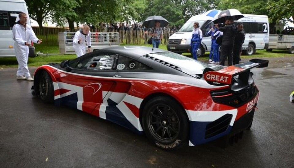Goodwood Festival of Speed 2012McLaren stilte opp med en racing-rigget MP4-12C - i særs passenede Union Jack-motiv. Goodwood Festival of Speed 2012McLaren stilte opp med en racing-rigget MP4-12C - i særs passenede Union Jack-motiv.
