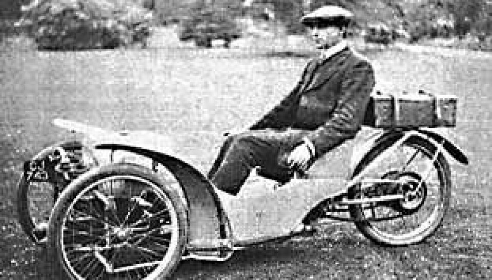 MorganH.F.S. Morgan i sin første bil, 1909