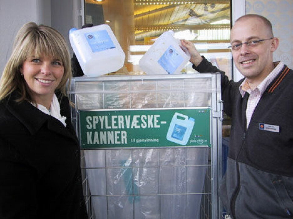 Bildet viser Elisabeth Haukaas Bjerke, markedssjef i GLØR, sammen med butikksjef på Statoilstasjonen Hans Skåden.Bildet viser Elisabeth Haukaas Bjerke, markedssjef i GLØR, sammen med butikksjef på Statoilstasjonen Hans Skåden.