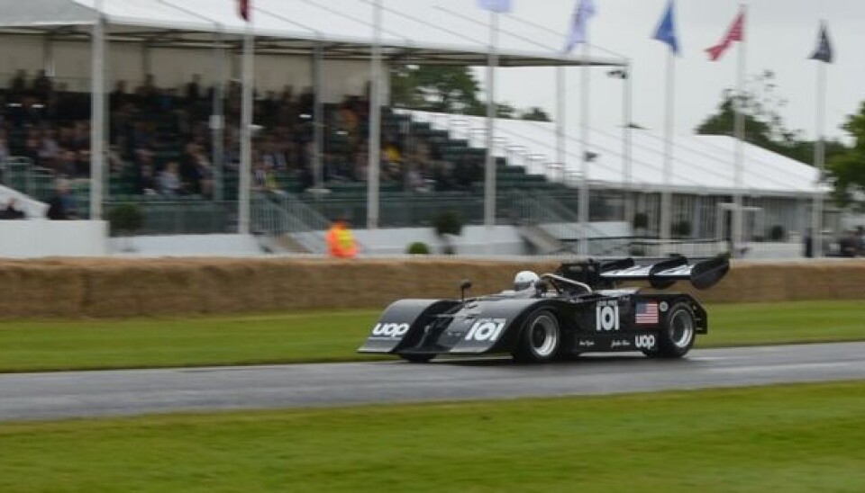 Goodwood Festival of Speed 2012Omtrent tjue sekunder etter at dette bildet ble tatt, gikk det røde flagget langs banen. Det sinnsyke dreiemomentet (888 Newtonmeter!) fra 8-litersmotoren blefor mye på den våte banen, og den stakkars Shadowen snurret. Etter å ha blitt dyttet ut på banen Goodwood Festival of Speed 2012Omtrent tjue sekunder etter at dette bildet ble tatt, gikk det røde flagget langs banen. Det sinnsyke dreiemomentet (888 Newtonmeter!) fra 8-litersmotoren blefor mye på den våte banen, og den stakkars Shadowen snurret. Etter å ha blitt dyttet ut på banen
