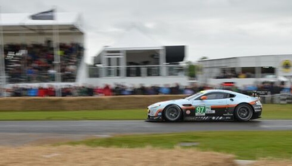 Goodwood Festival of Speed 2012Aston Martin lar ikke sjansen gå fra seg når de kan kjøre litt fra seg på Goodwood. Goodwood Festival of Speed 2012Aston Martin lar ikke sjansen gå fra seg når de kan kjøre litt fra seg på Goodwood.