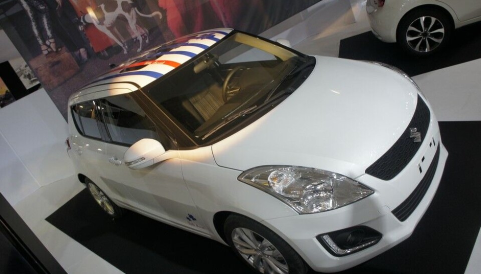 Paris 2014: Bil og moteLittle Marcel er åpenbart et klesmerke. Her har det satt sitt preg eller hva man skal kalle det på en Suzuki Swift. Paris 2014: Bil og moteLittle Marcel er åpenbart et klesmerke. Her har det satt sitt preg eller hva man skal kalle det på en Suzuki Swift.