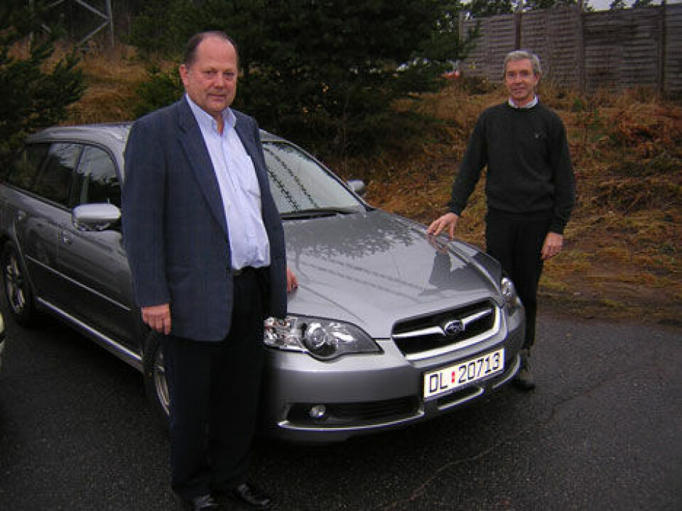 Jon Landmark (t.h.) fra Thrane-Steen og Kåre Foss fra Subaru Norge tar en Subaru Outback i nærmere øyensyn.