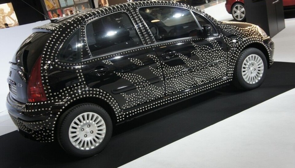 Paris 2014: Bil og moteDenne husker jeg godt, den sto på en doldis-utstilling i Bologna i 2007/2008. Dolce e Gabbana hadde dekorert en C3 med 5000 blanke metallplater. For hånd. Med mosaikk-teknikk. Imponerende håndverk. Paris 2014: Bil og moteDenne husker jeg godt, den sto på en doldis-utstilling i Bologna i 2007/2008. Dolce e Gabbana hadde dekorert en C3 med 5000 blanke metallplater. For hånd. Med mosaikk-teknikk. Imponerende håndverk.