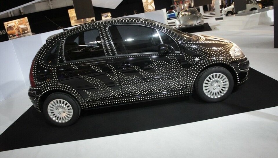 Paris 2014: Bil og moteDenne husker jeg godt, den sto på en doldis-utstilling i Bologna i 2007/2008. Dolce e Gabbana hadde dekorert en C3 med 5000 blanke metallplater. For hånd. Med mosaikk-teknikk. Imponerende håndverk. Paris 2014: Bil og moteDenne husker jeg godt, den sto på en doldis-utstilling i Bologna i 2007/2008. Dolce e Gabbana hadde dekorert en C3 med 5000 blanke metallplater. For hånd. Med mosaikk-teknikk. Imponerende håndverk.