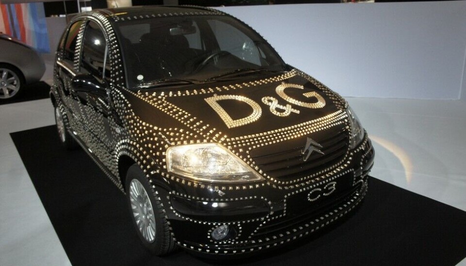 Paris 2014: Bil og moteDenne husker jeg godt, den sto på en doldis-utstilling i Bologna i 2007/2008. Dolce e Gabbana hadde dekorert en C3 med 5000 blanke metallplater. For hånd. Med mosaikk-teknikk. Imponerende håndverk. Paris 2014: Bil og moteDenne husker jeg godt, den sto på en doldis-utstilling i Bologna i 2007/2008. Dolce e Gabbana hadde dekorert en C3 med 5000 blanke metallplater. For hånd. Med mosaikk-teknikk. Imponerende håndverk.