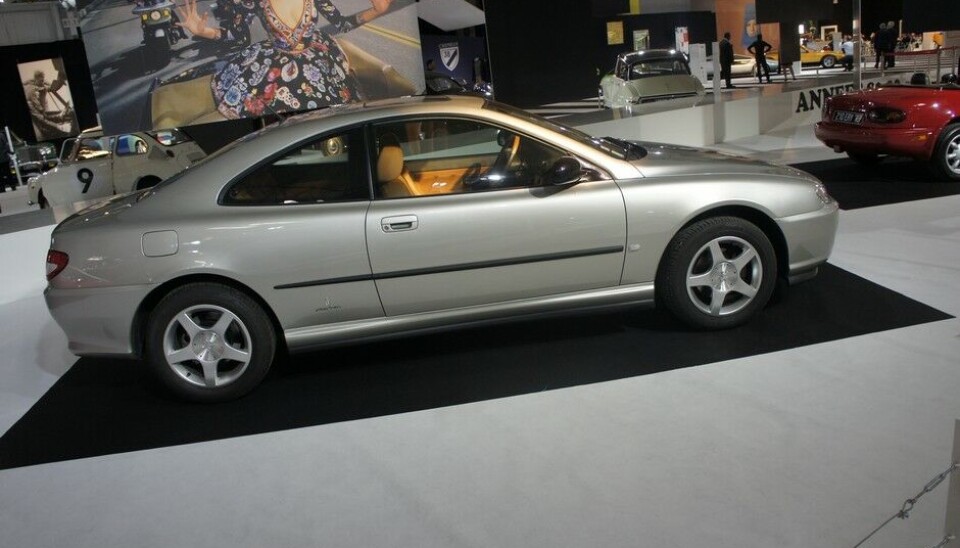 Paris 2014: Bil og moteEtter at nydelige Peugeot 406 Coupé ble presentert i 1976, varte produksjonen helt til 2004. Da dukket denne, Ultima Edizione opp, og ble bygget i 2.077 eksemplarer. Paris 2014: Bil og moteEtter at nydelige Peugeot 406 Coupé ble presentert i 1976, varte produksjonen helt til 2004. Da dukket denne, Ultima Edizione opp, og ble bygget i 2.077 eksemplarer.