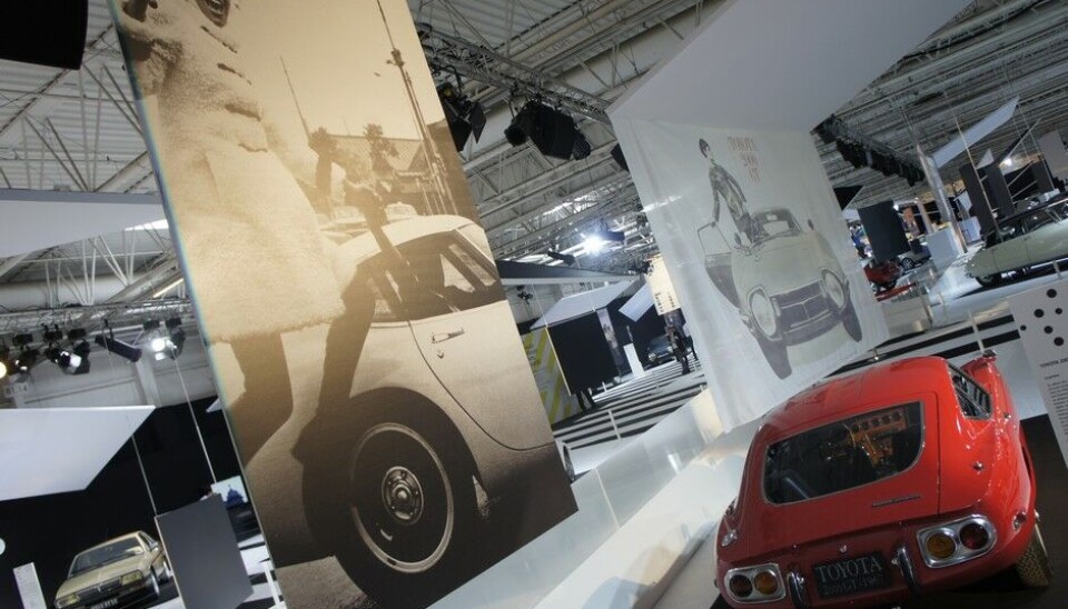 Paris 2014: Bil og moteToyotas 2000 GT er en av de legendariske japanske sportsbilene. Ble virkelig berømt da den opptrådte i You Only Live Twice (James Bond) i 1967. Da i en åpen utgave som aldri fantes i produksjon. Den ble mote! Paris 2014: Bil og moteToyotas 2000 GT er en av de legendariske japanske sportsbilene. Ble virkelig berømt da den opptrådte i You Only Live Twice (James Bond) i 1967. Da i en åpen utgave som aldri fantes i produksjon. Den ble mote!