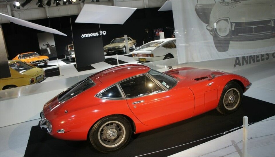 Paris 2014: Bil og moteToyotas 2000 GT er en av de legendariske japanske sportsbilene. Ble virkelig berømt da den opptrådte i You Only Live Twice (James Bond) i 1967. Da i en åpen utgave som aldri fantes i produksjon. Den ble mote!