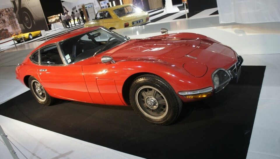 Paris 2014: Bil og moteToyotas 2000 GT er en av de legendariske japanske sportsbilene. Ble virkelig berømt da den opptrådte i You Only Live Twice (James Bond) i 1967. Da i en åpen utgave som aldri fantes i produksjon. Den ble mote! Paris 2014: Bil og moteToyotas 2000 GT er en av de legendariske japanske sportsbilene. Ble virkelig berømt da den opptrådte i You Only Live Twice (James Bond) i 1967. Da i en åpen utgave som aldri fantes i produksjon. Den ble mote!