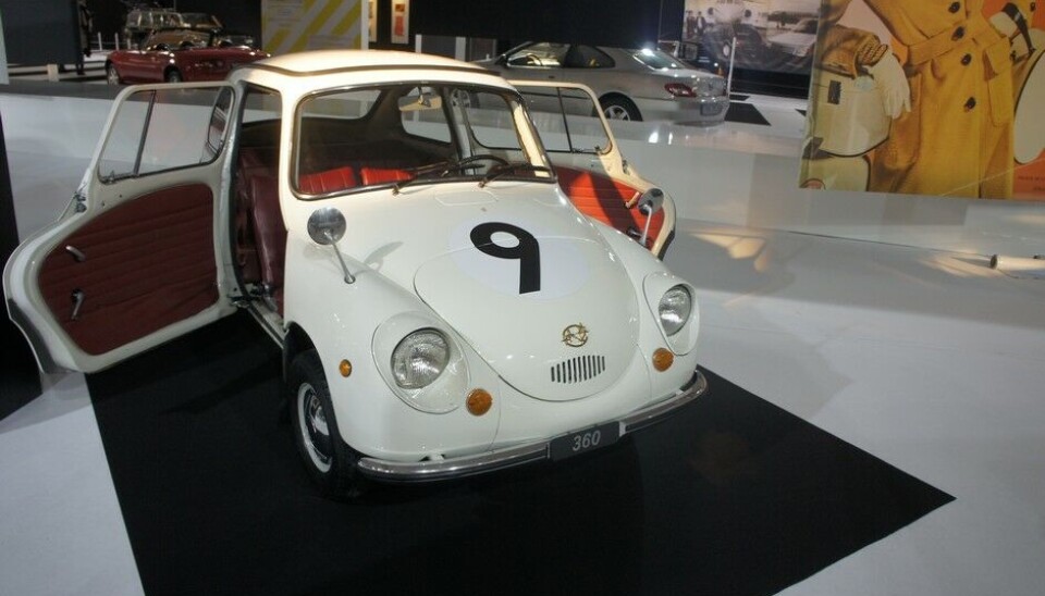 Paris 2014: Bil og moteSubaru 360 er den første serieproduserte bilen deres. Den ble bygget fra 1958 til 1969, sågar markedsført i USA og er en skikkelig mikrobil trendsetter. Paris 2014: Bil og moteSubaru 360 er den første serieproduserte bilen deres. Den ble bygget fra 1958 til 1969, sågar markedsført i USA og er en skikkelig mikrobil trendsetter.
