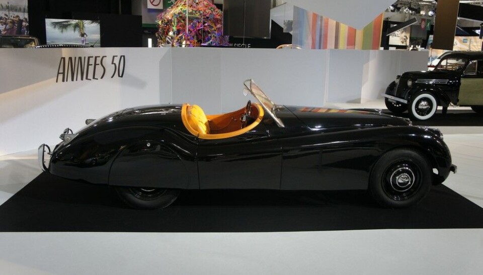 Paris 2014: Bil og moteJaguar XK 120, denne er fra 1952, er vel fremdeles noe av det nydeligste, og viser klart at sjefen selv, William Lyons, hadde sans for moteretninger. Paris 2014: Bil og moteJaguar XK 120, denne er fra 1952, er vel fremdeles noe av det nydeligste, og viser klart at sjefen selv, William Lyons, hadde sans for moteretninger.