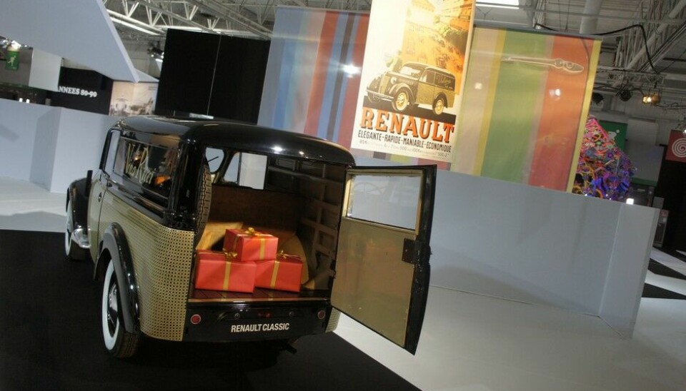 Paris 2014: Bil og moteJuvaquatre var en populær småbil fra Renault før krigen. Etter krigen kom den bare som slik 250 kg varebil. Fra fabrikken kom den elegante kurvflette-dekoren langs siden som åpenbart passet godt for Nina Ricci.