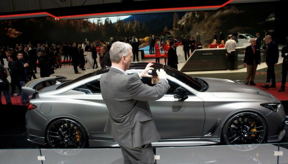 Siste bildebrev fra Genève 2017Tidligere PR-sjef i Ford, Gunnar Holm mente alltid han kunne vite folks promille ved å telle fingrene som stakk ut når objektet holdt i en kopp eller et glass. Mobilfotografer ville gitt ham nye forskningsobjekter. - Foto: Jon Winding-Sørensen