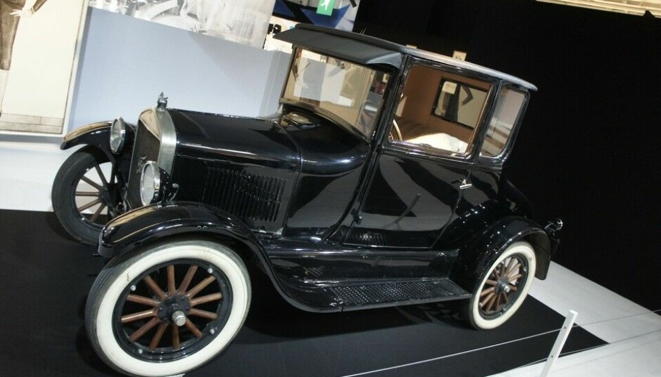 Paris 2014: Bil og moteEn T-Ford Coupé fra 1925 som kan se ut som en av de mange elbilene fra desenniet før. Denne står her for å hylle Coco Chanel og hennes'lille sorte» som vi ser skissen til på det neste  og siste  bildet.
