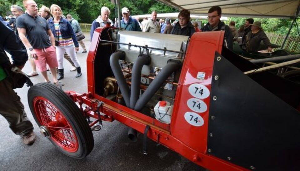 Goodwood Festival of Speed 20121911 Fiat S74 Grand Prix. Den svære motoren inneholder kun fire sylindre, men har et motorvolum på hele 14,2 liter! Ytelse: 75 hestekrefter. Men sammenlignet med etterfølgeren - Fiat S76 - blir det småtteri. S76 hadde en fire-sylindret motor på 28 liter! Goodwood Festival of Speed 20121911 Fiat S74 Grand Prix. Den svære motoren inneholder kun fire sylindre, men har et motorvolum på hele 14,2 liter! Ytelse: 75 hestekrefter. Men sammenlignet med etterfølgeren - Fiat S76 - blir det småtteri. S76 hadde en fire-sylindret motor på 28 liter!
