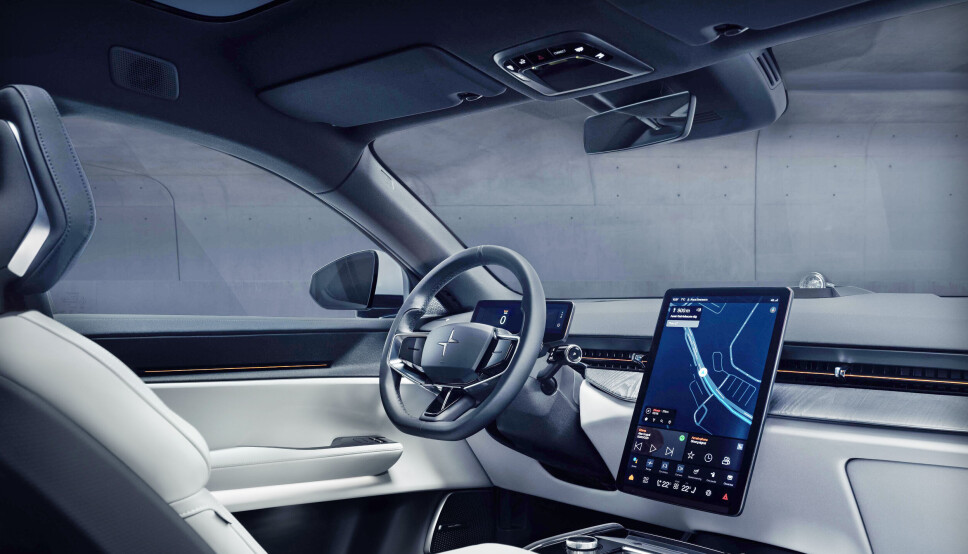 Nøkternt interiør, men ikke like minimalistisk som i Tesla.