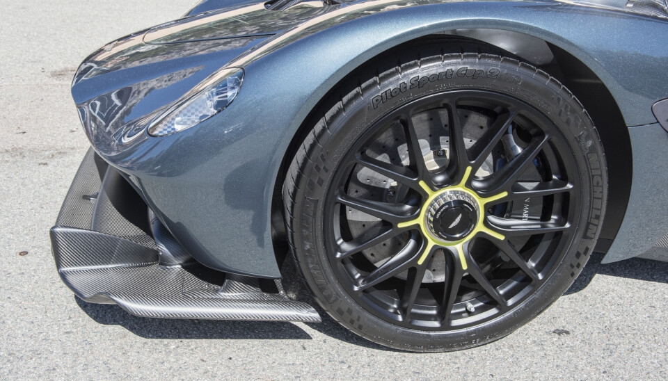 Også hjulene i magnesiumlegering, race-spesifisert senterlåsing og påmontert Michelins Pilot Sport Cup 2-dekk i formatene 265/35-ZR20 foran og 325/30-ZR21 bak, er designet for å styre luftstrømmen rundt bilen. Også hjulene i magnesiumlegering, race-spesifisert senterlåsing og påmontert Michelins Pilot Sport Cup 2-dekk i formatene 265/35-ZR20 foran og 325/30-ZR21 bak, er designet for å styre luftstrømmen rundt bilen.