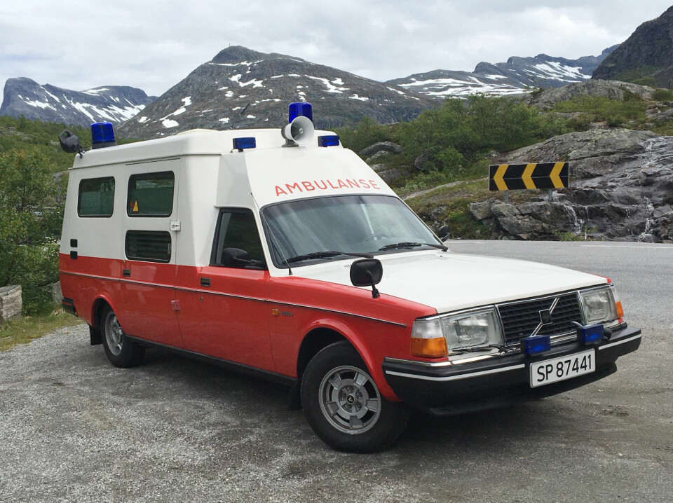 1985 VOLVO 240 AMBULANSE levert av Swede Rescue til Selmer Furuholmen i Øygarden. Deretter var den stasjonert ved Hydro Aluminium i Høyanger fra 1989 til 2009, begge steder som industriambulanse for så å være skolemateriell ved ambulanselinjen ved Høyanger videregående skule. Har bare 35.000 km på telleren og inngikk i samlingen til Volvo i Førde til nåværende eier kjøpte den i 2016. Det meste av utstyret er på plass, bilen er komfortabel å kjøre og totalt ubrukelig til noe som helst praktisk, sier eier som er Ola Hammervoll. (Foto: Privat)