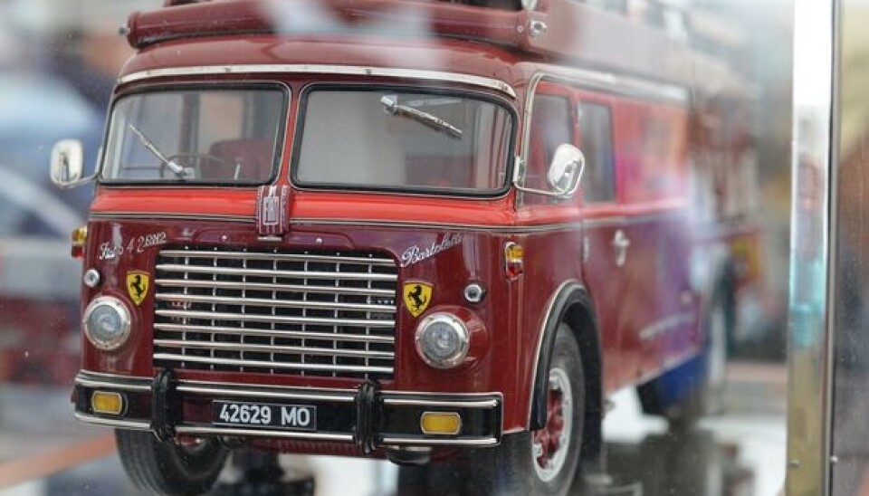 Goodwood Festival of Speed 2012Goodwood var full av små boder som solgte modellbiler, bøker, bilder og mye annet bilrelatert. Her er en fantastisk skalamodell av en Fiat biltransporter. Goodwood Festival of Speed 2012Goodwood var full av små boder som solgte modellbiler, bøker, bilder og mye annet bilrelatert. Her er en fantastisk skalamodell av en Fiat biltransporter.