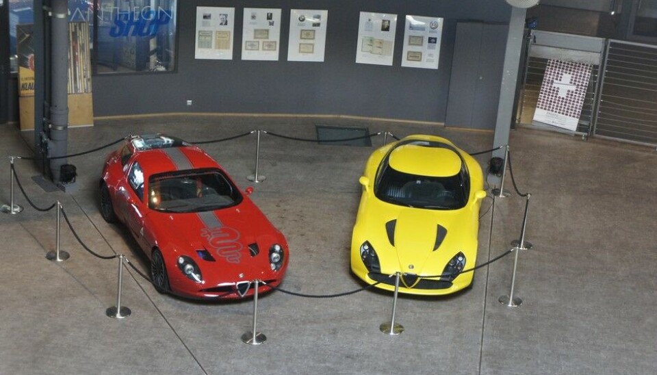 PantheonAllerede ved inngangen er det helt klart hva Pantheon dreier seg om denne gangen. Zagato. Den gule er TZ3 Stradale, nummer 3 av til sammen 9 som er bygd, fra 2013. Den røde er en TZ3 Corsa fra 2010. Begge på Alfa Romeo basis, selvfølgelig. (Foto: Jon Winding-Sørensen) PantheonAllerede ved inngangen er det helt klart hva Pantheon dreier seg om denne gangen. Zagato. Den gule er TZ3 Stradale, nummer 3 av til sammen 9 som er bygd, fra 2013. Den røde er en TZ3 Corsa fra 2010. Begge på Alfa Romeo basis, selvfølgelig. (Foto: Jon Winding-Sørensen)