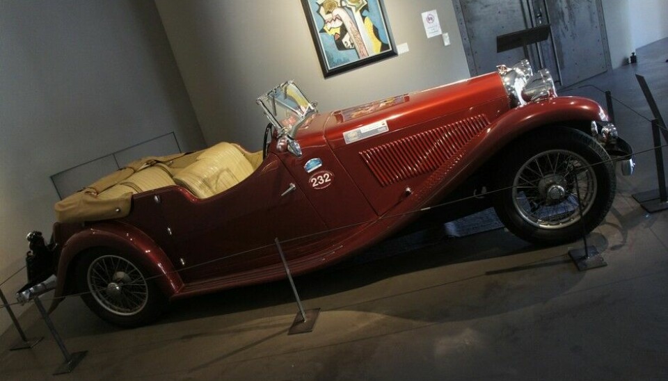 Museum Art & CarsMed denne Swallow SS1 fra 1933 begynte de å vise det som skulle særprege merket i mange år fremover.  Enormt sportsbil-utseende, men kurant mekanikk under skallet. Det sier seg selv at bilene kunne ikke fortsatt hete SS etter krigen. Da dukket Jaguar-navnet opp. Foto: Jon Winding-Sørensen