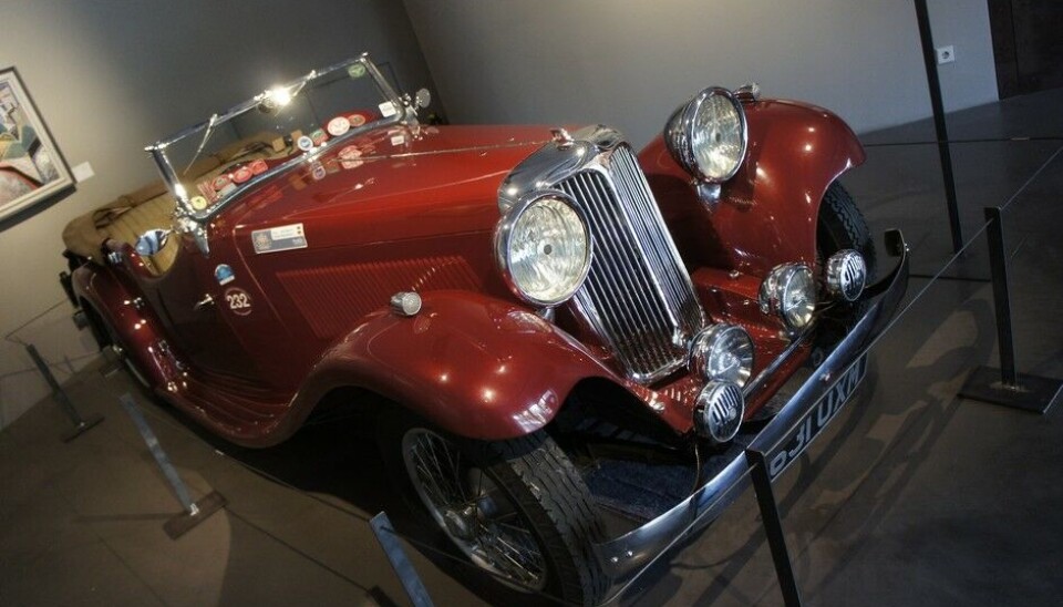 Museum Art & CarsMed denne Swallow SS1 fra 1933 begynte de å vise det som skulle særprege merket i mange år fremover. Enormt sportsbil-utseende, men kurant mekanikk under skallet. Foto: Jon Winding-Sørensen Museum Art & CarsMed denne Swallow SS1 fra 1933 begynte de å vise det som skulle særprege merket i mange år fremover. Enormt sportsbil-utseende, men kurant mekanikk under skallet. Foto: Jon Winding-Sørensen